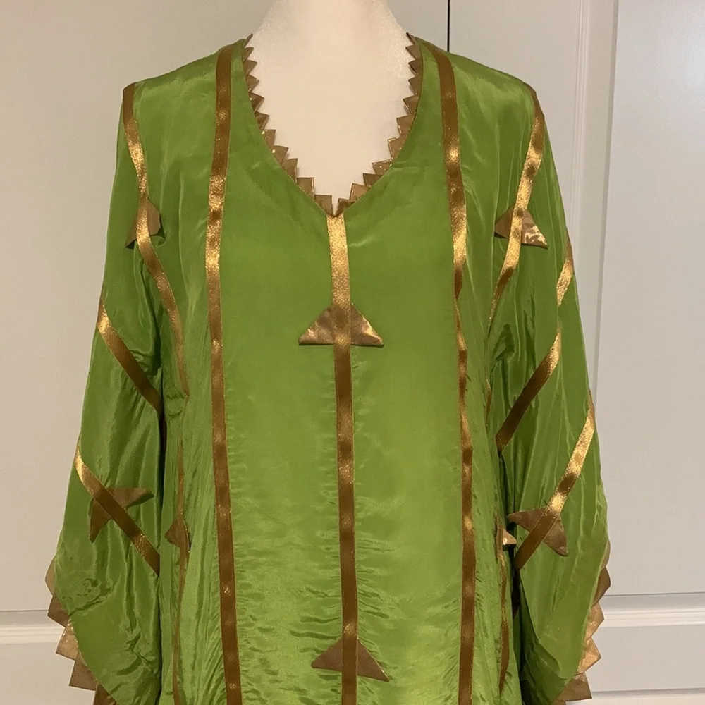 Beautiful floor length green kaftan with embroidered handmade lampi triangles. - Picture 11 of 14